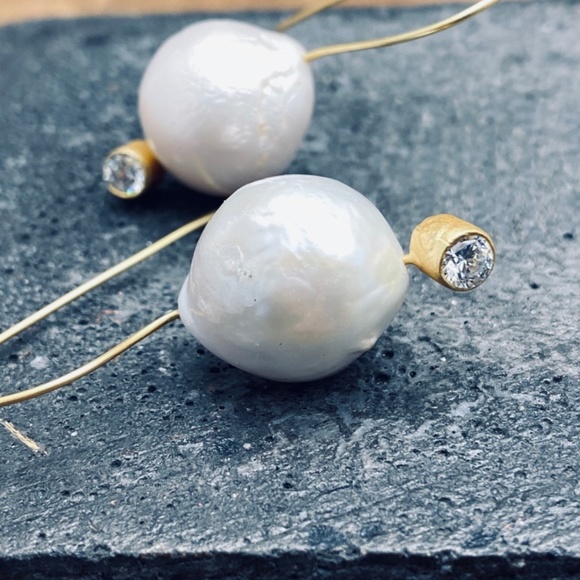 Baroque pearls and 24k gold dangle earrings - Picture 5 of 7